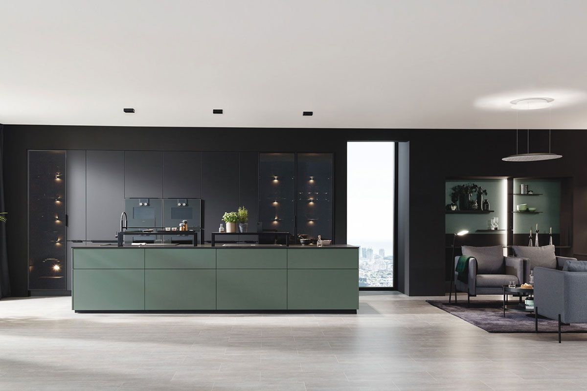 groene keuken met zwart blad