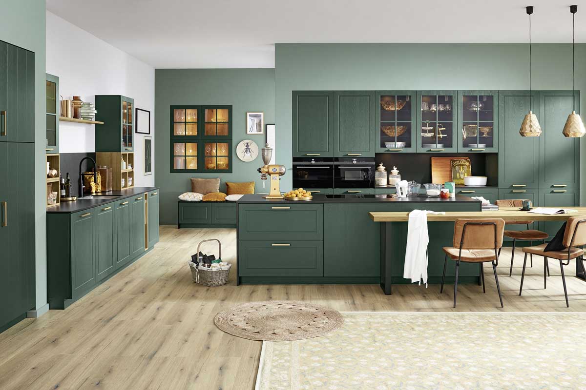 groene keuken met zwart blad