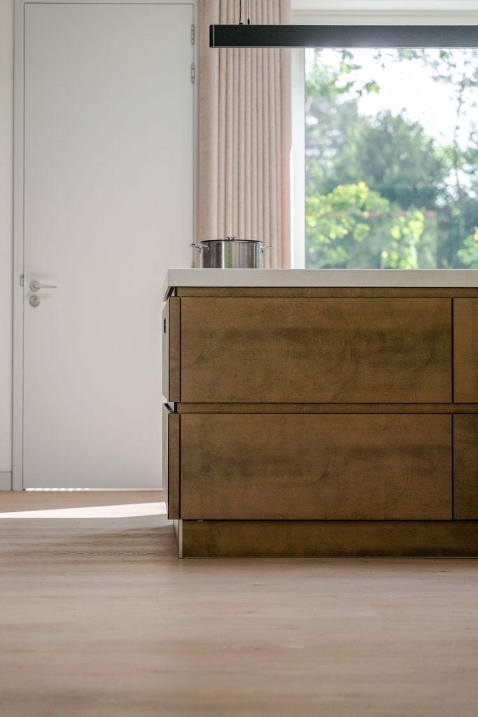 Bronskleurige keuken met kookeiland