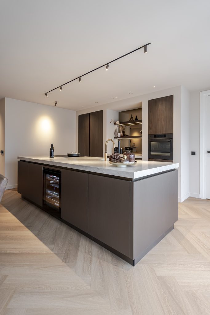 Keuken met houtlook en bronskleurig eiland