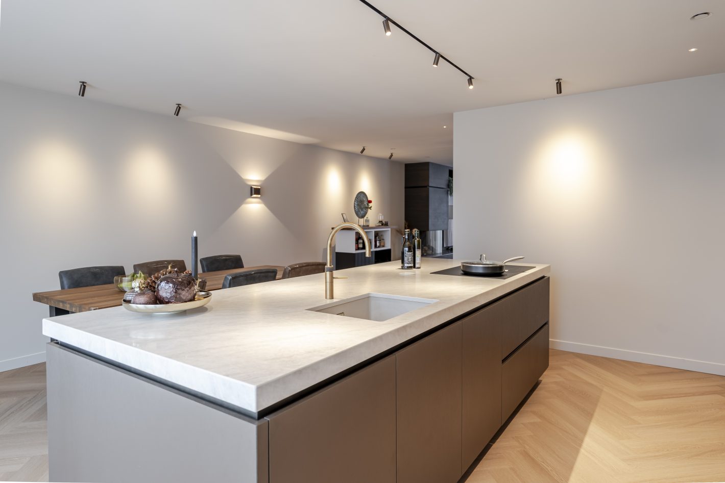 Keuken met houtlook en bronskleurig eiland