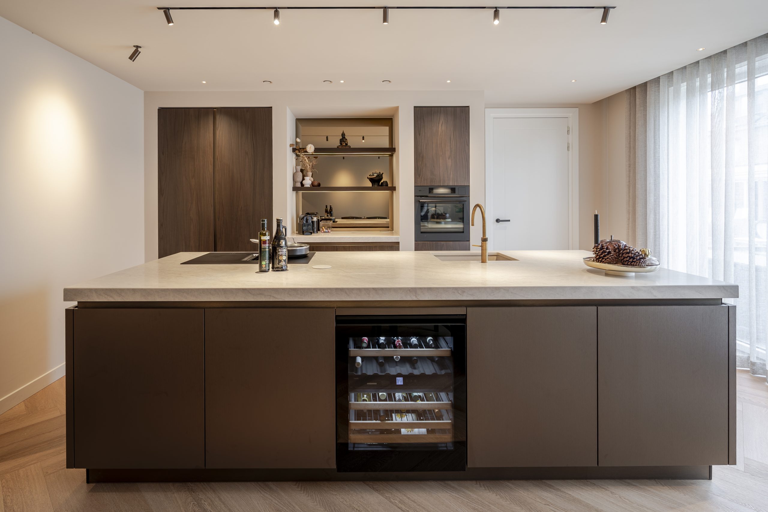 Keuken met houtlook en bronskleurig eiland