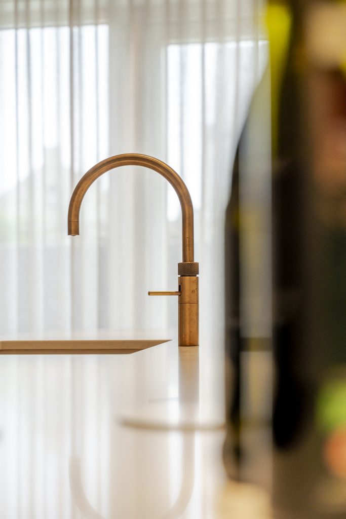 Keuken met houtlook en bronskleurig eiland