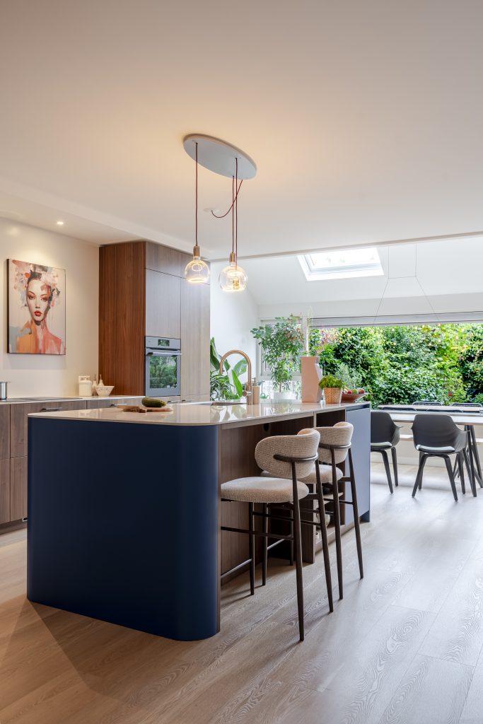 Blauwe keuken met houtlook en afgerond kookeiland