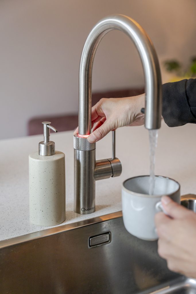 Blauwe keuken met houtlook en afgerond kookeiland