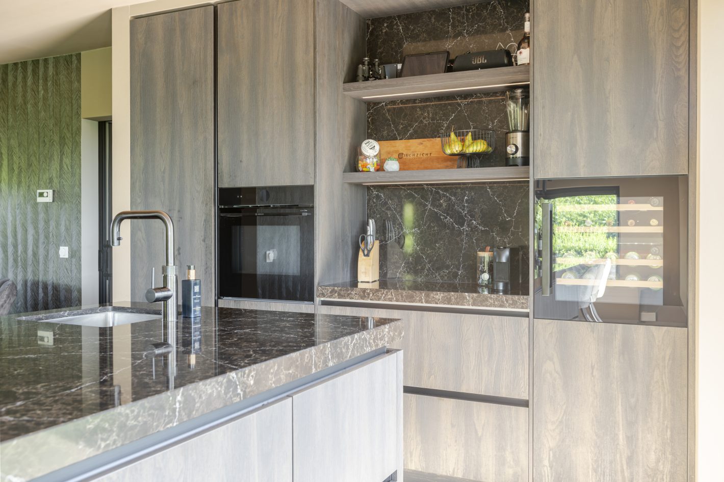 Een ruime leefkeuken met groot eiland en vaste eettafel