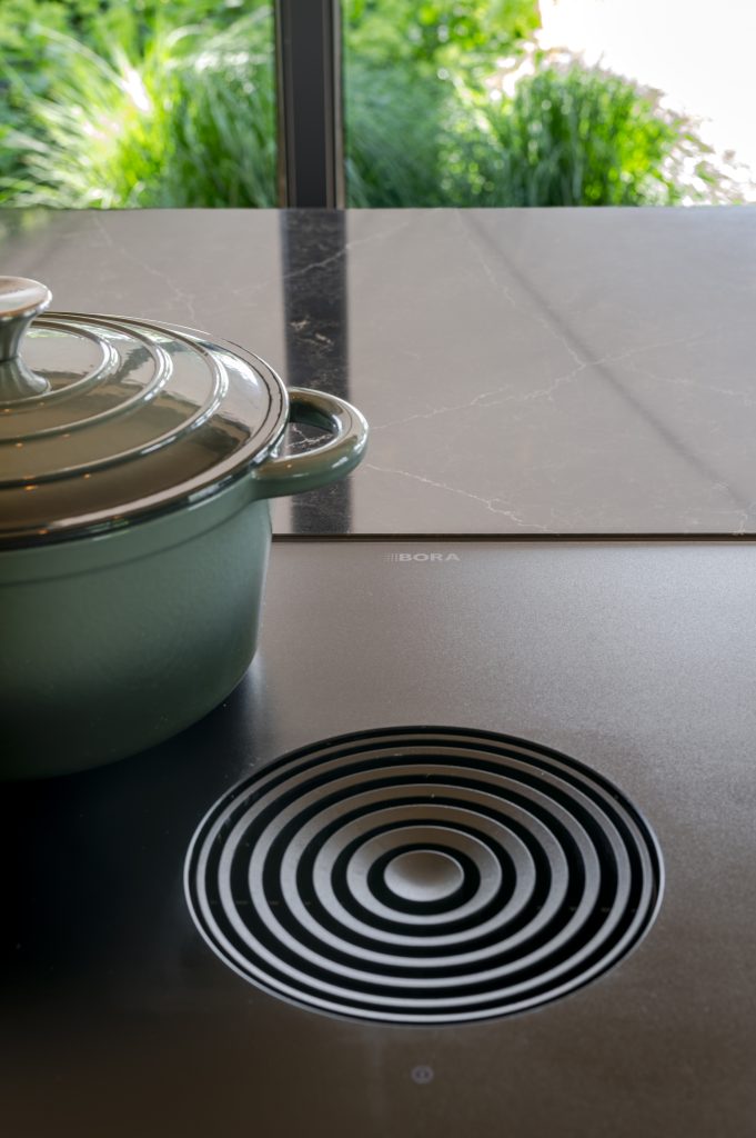 Een ruime leefkeuken met groot eiland en vaste eettafel