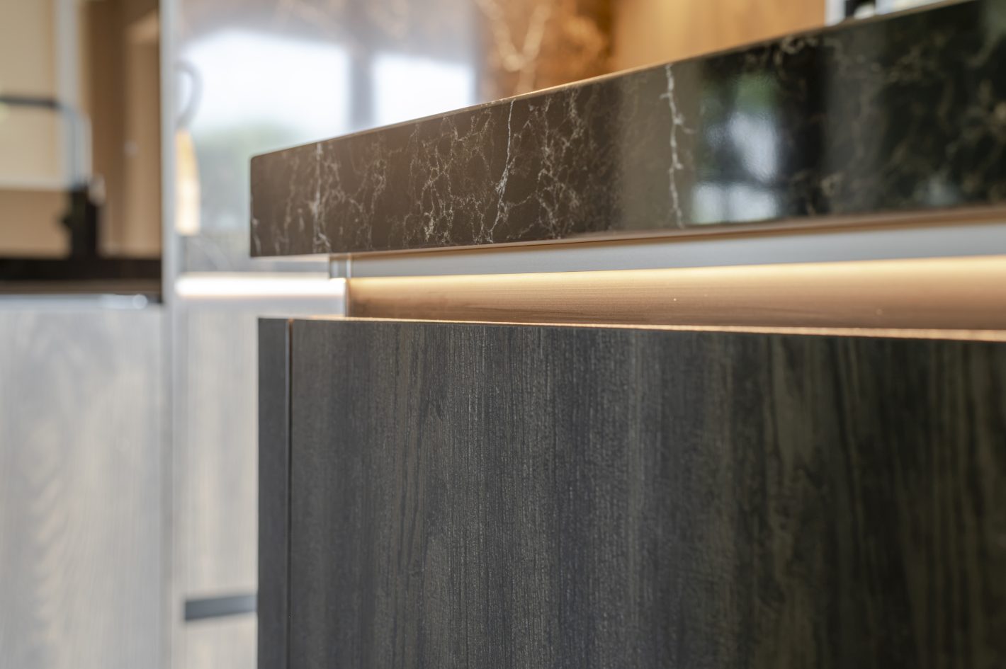 Een ruime leefkeuken met groot eiland en vaste eettafel