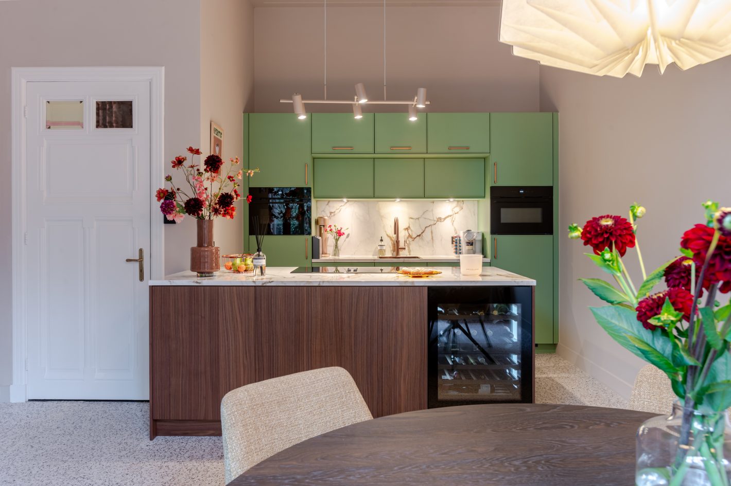Groene keuken met kookeiland en wijnkoeler