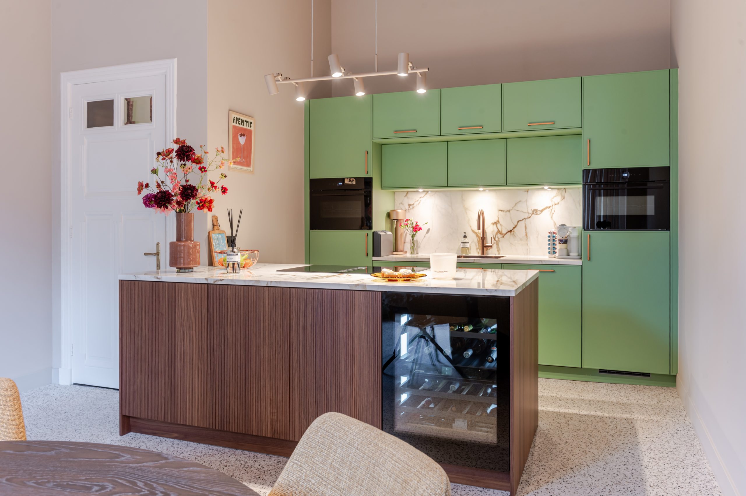 Groene keuken met kookeiland en wijnkoeler