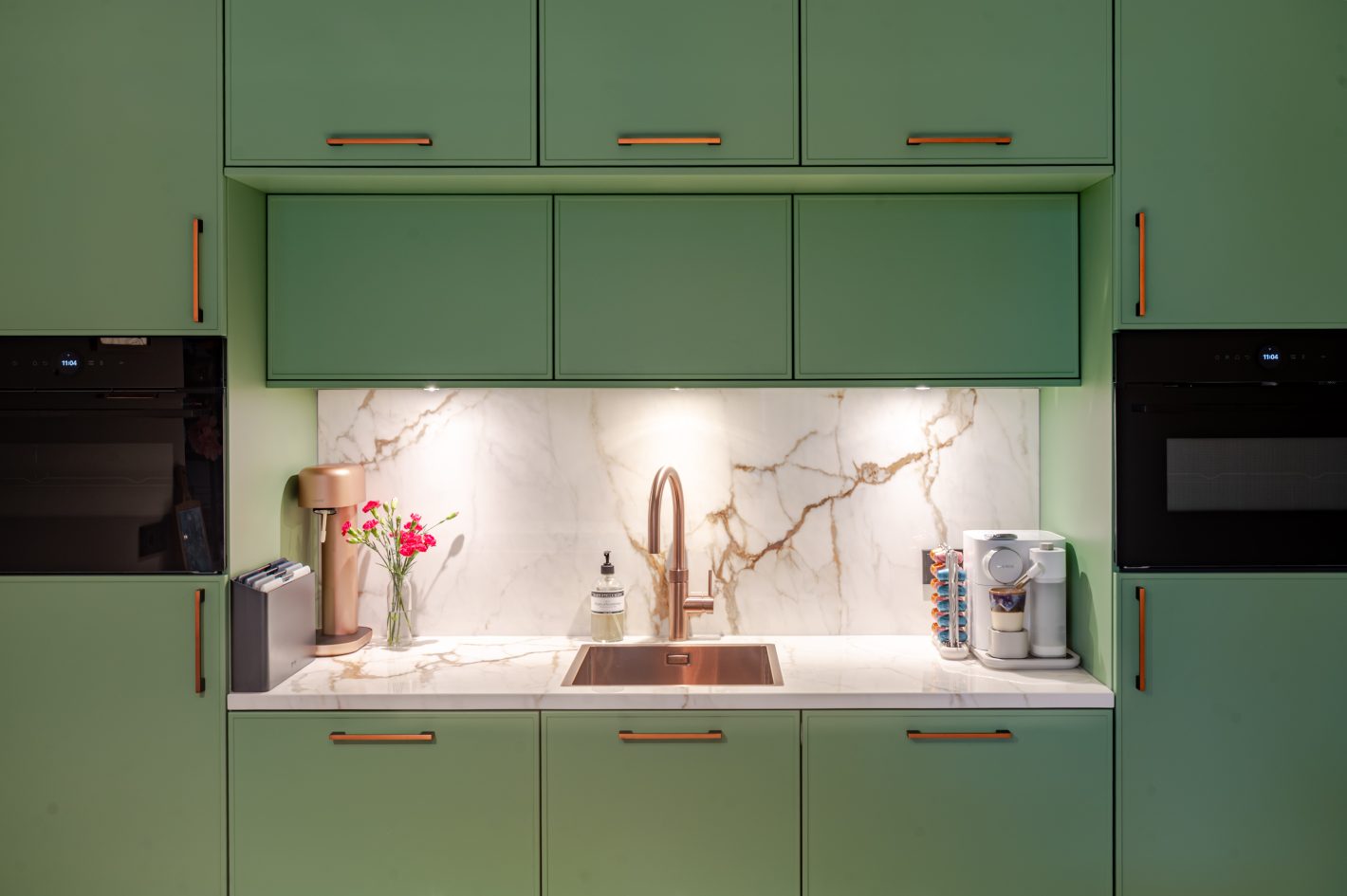 Groene keuken met kookeiland en wijnkoeler