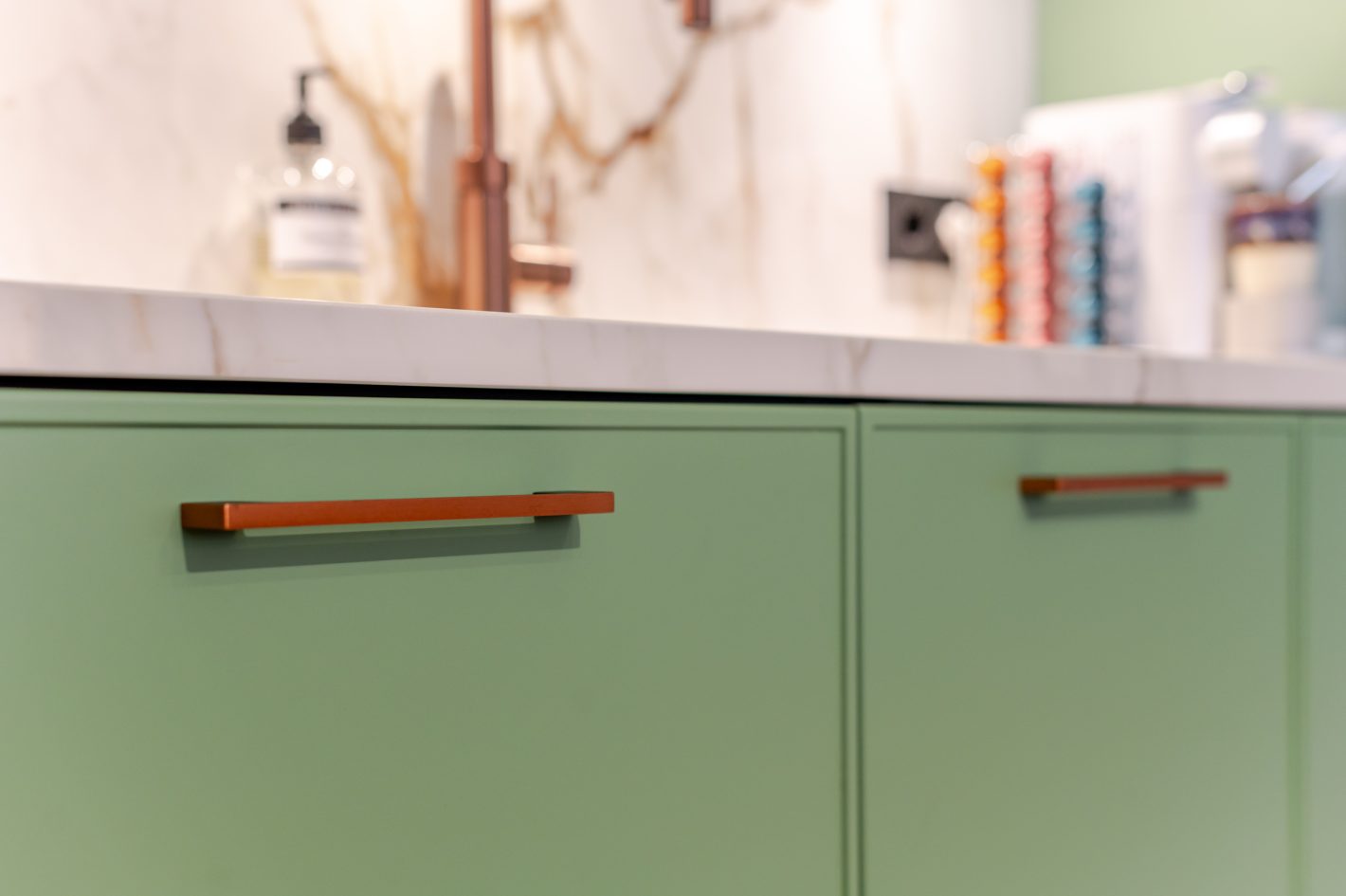 Groene keuken met kookeiland en wijnkoeler