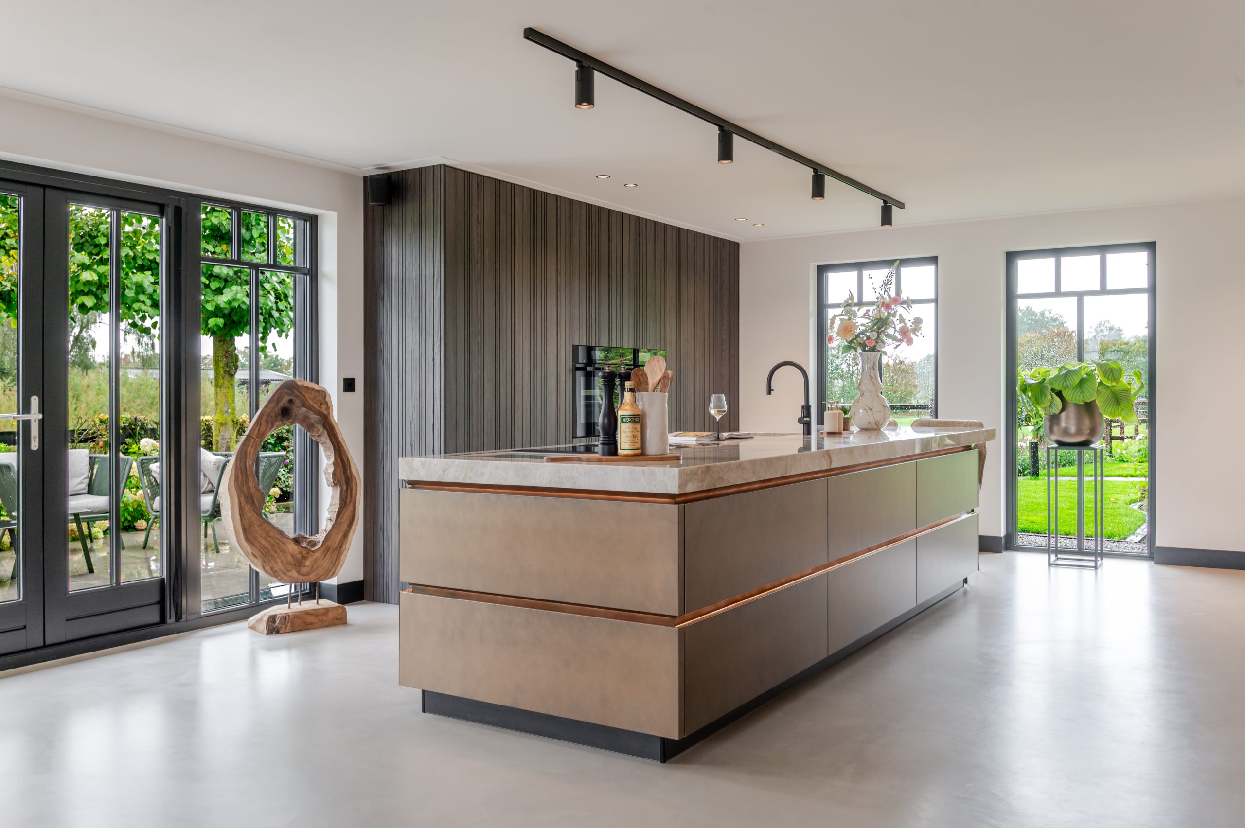 Een royale leefkeuken met warme houttinten en kookeiland