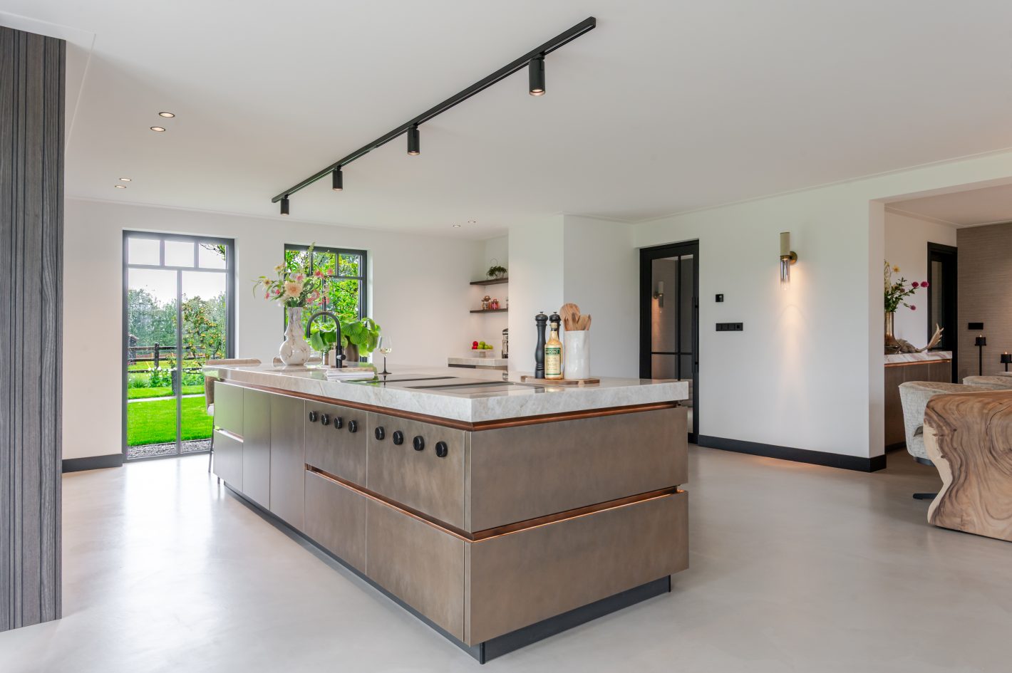 Een royale leefkeuken met warme houttinten en kookeiland