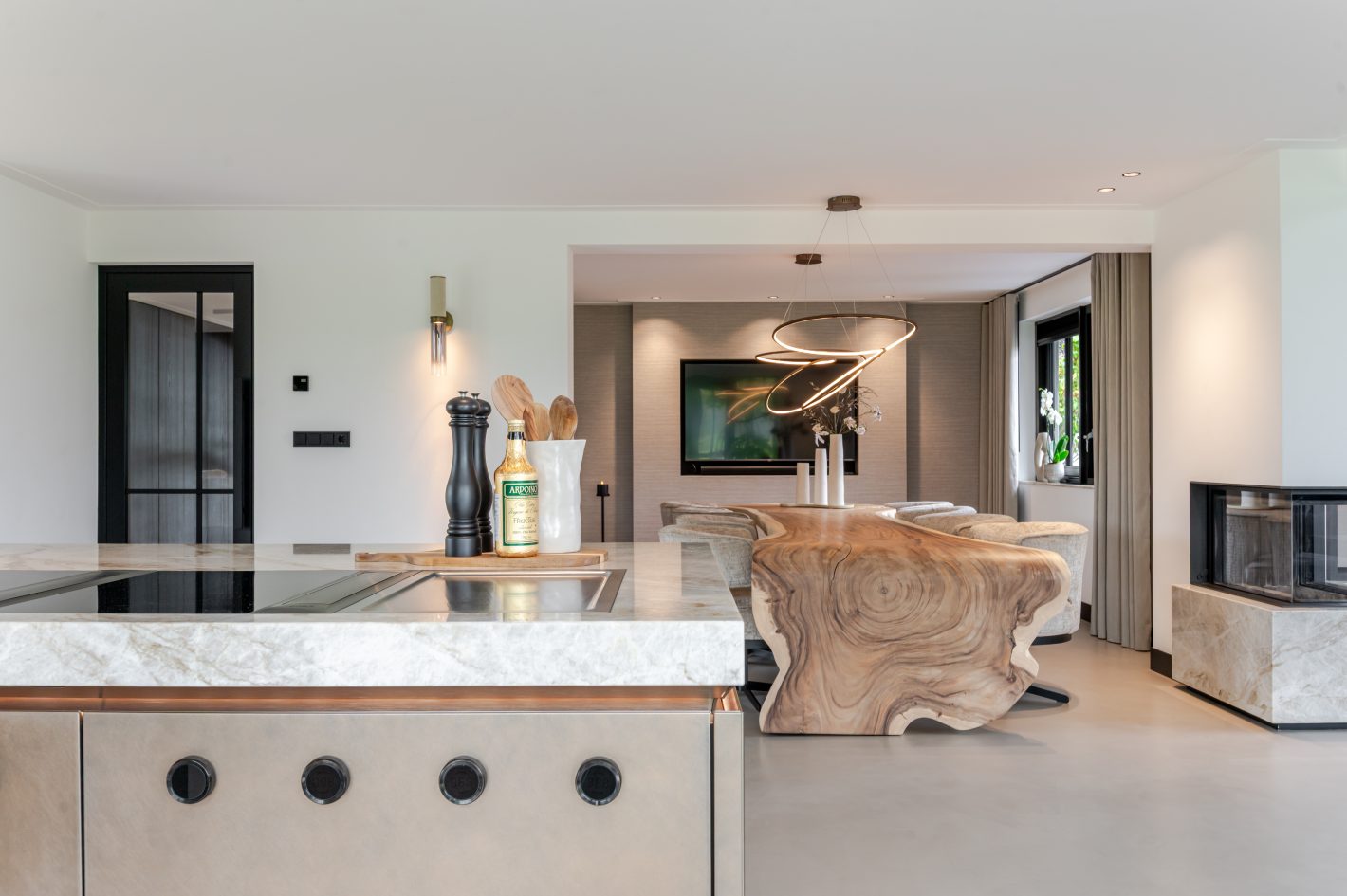 Een royale leefkeuken met warme houttinten en kookeiland