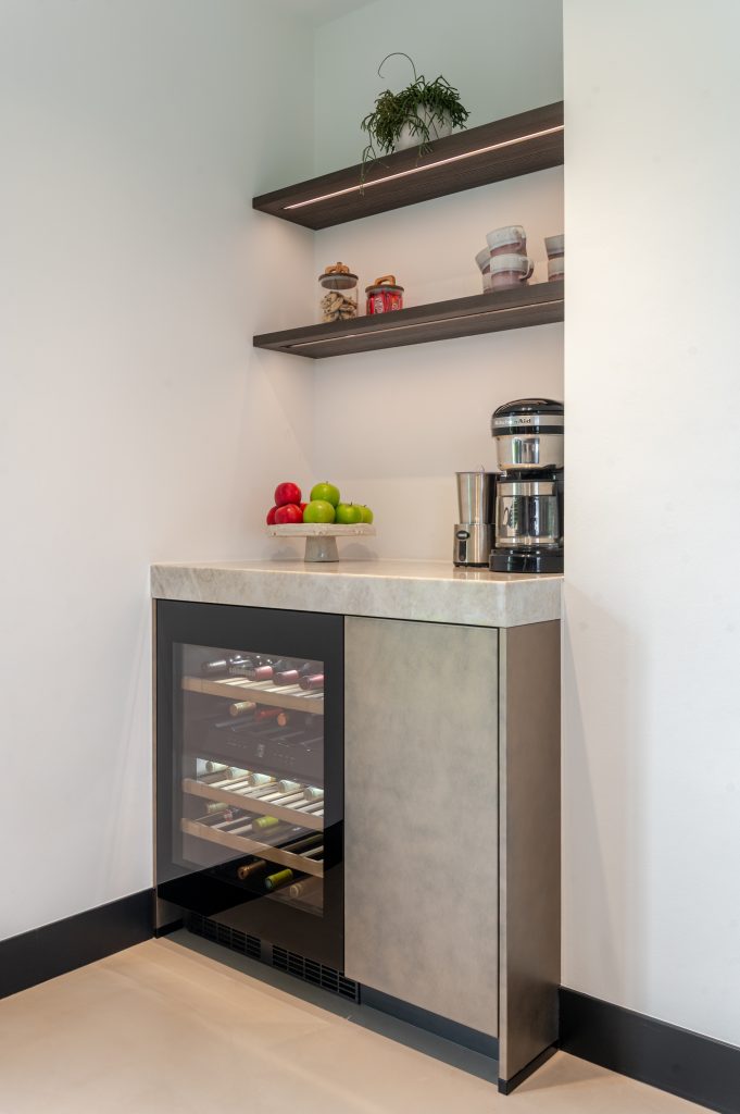 Een royale leefkeuken met warme houttinten en kookeiland