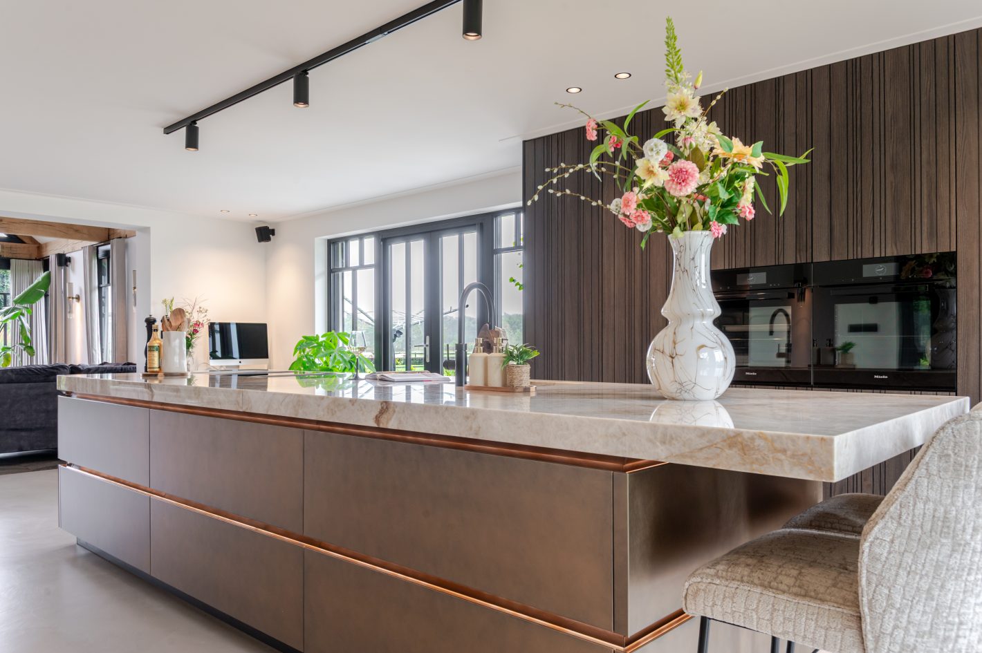 Een royale leefkeuken met warme houttinten en kookeiland