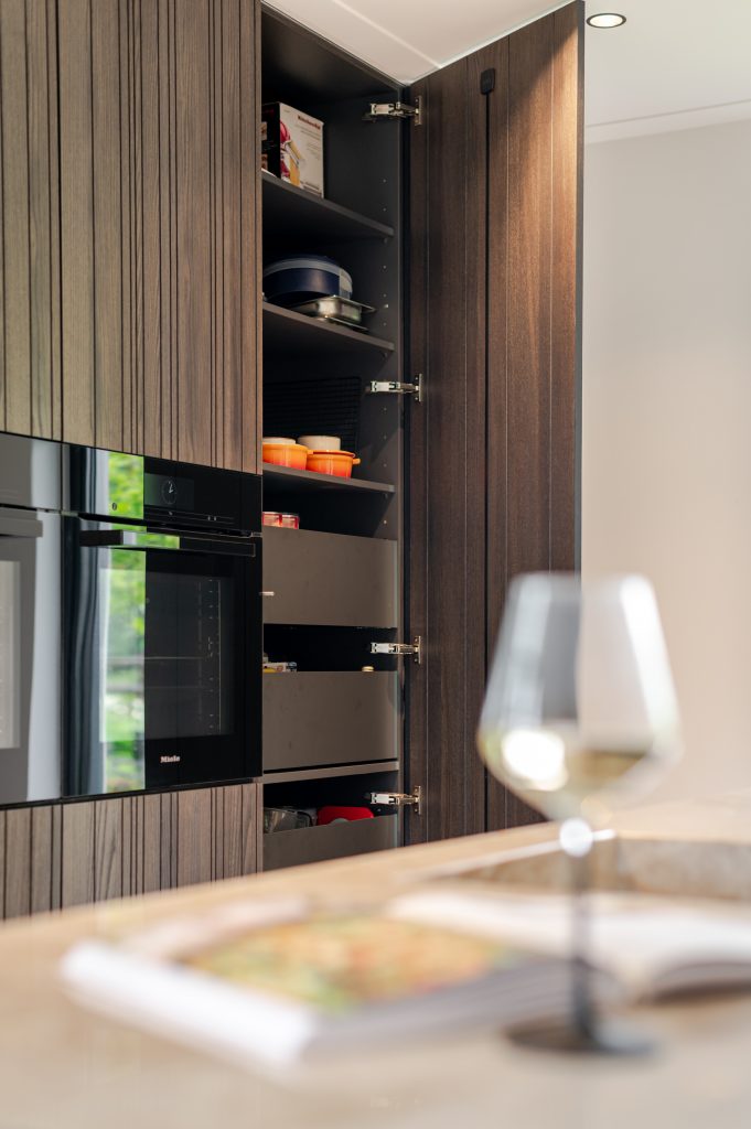 Een royale leefkeuken met warme houttinten en kookeiland