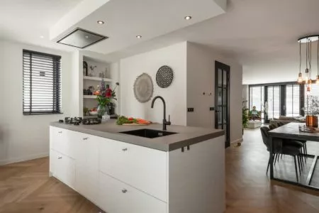 Moderne keuken met een kookeiland | zijaanzicht | van Manen Keukens